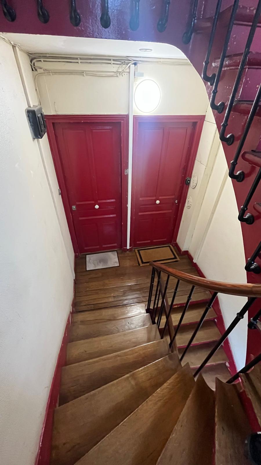 Cage d'escalier — ponçage & vitrification : avant / après — miniature 2