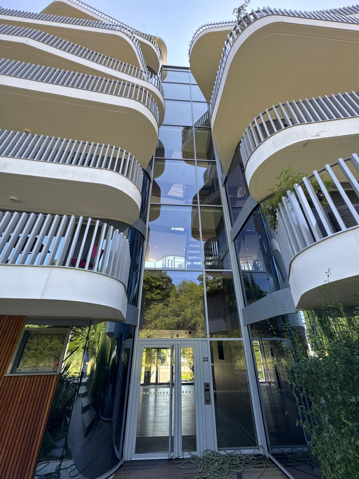 Résidence contemporaine — hall vitré & bardage bois — Immeuble à Paris
