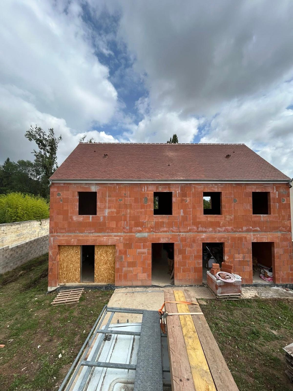 Maison en brique en phase de gros œuvre