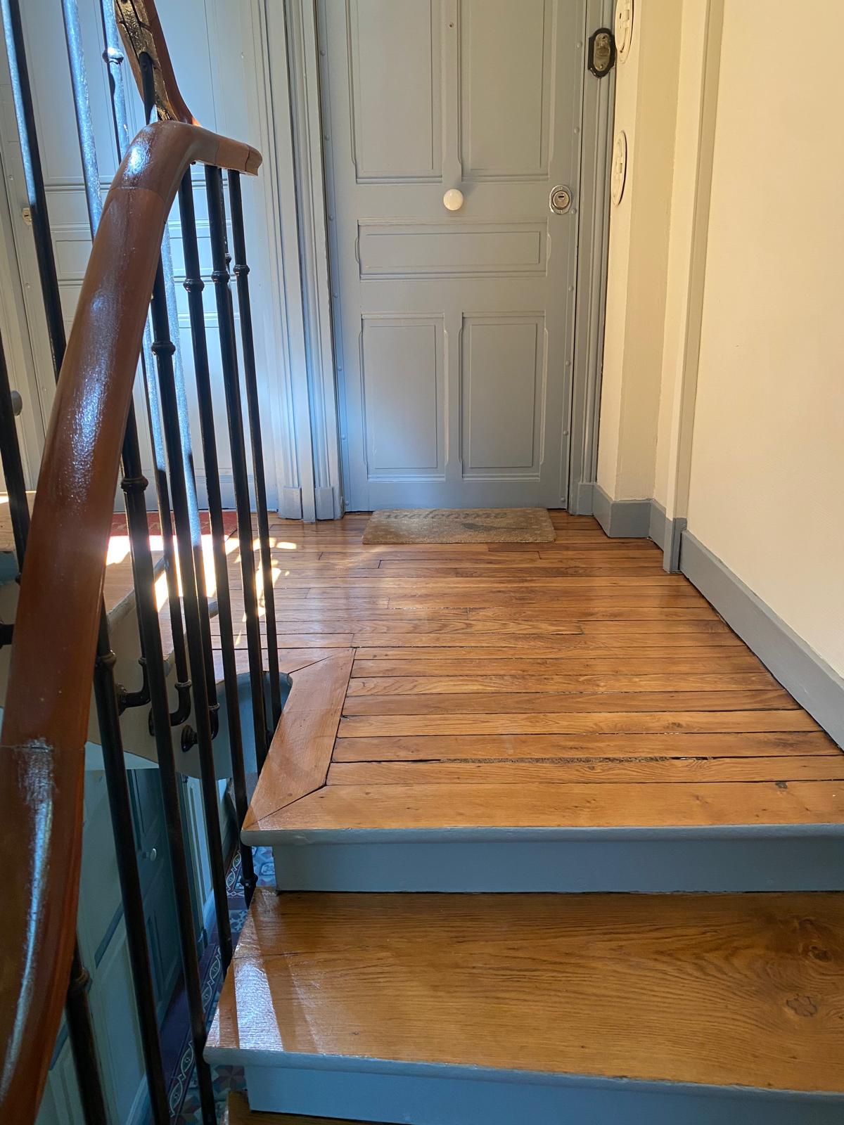 Cage d'escalier — ponçage & vitrification : avant / après — miniature 4